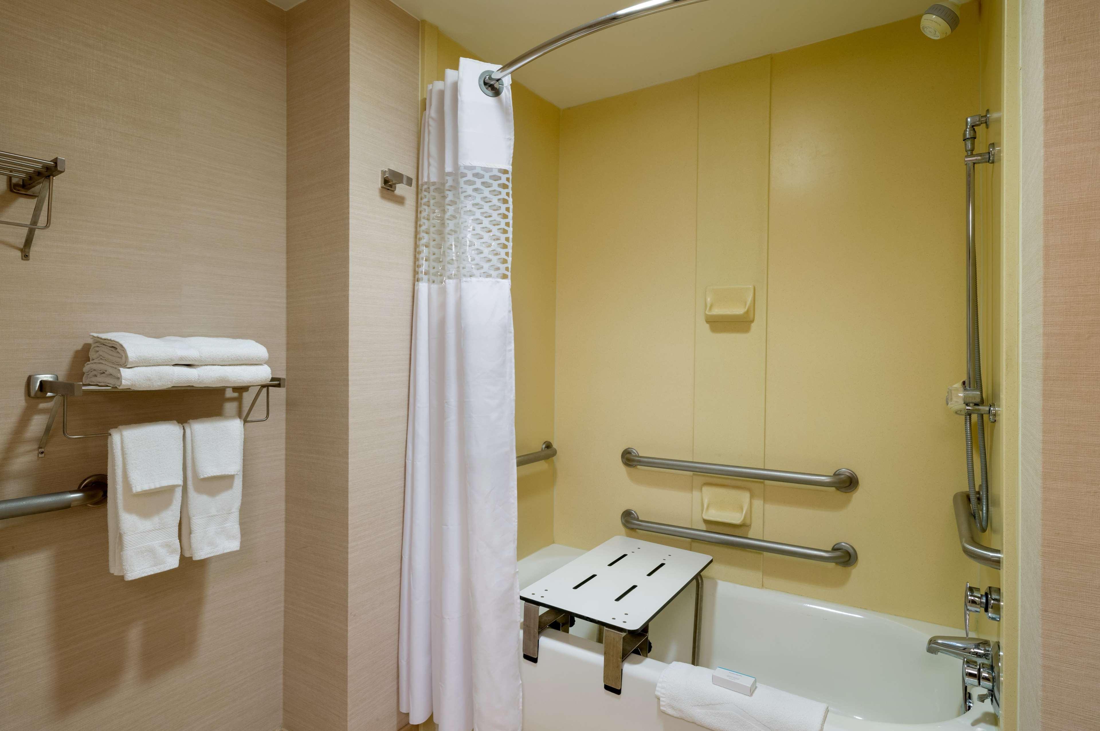 Hampton Inn & Suites State College At Williamsburg Square Bagian luar foto