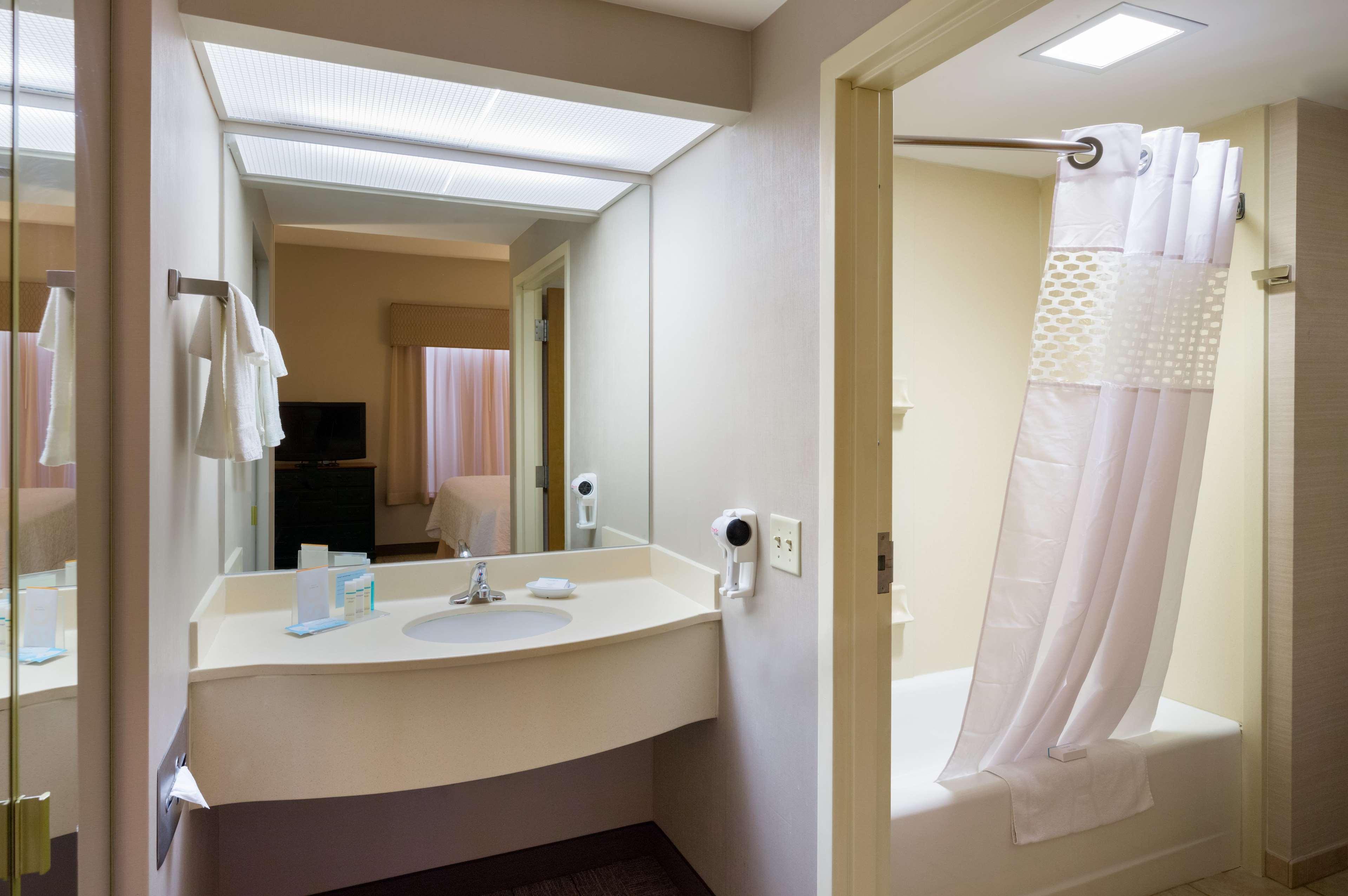 Hampton Inn & Suites State College At Williamsburg Square Bagian luar foto