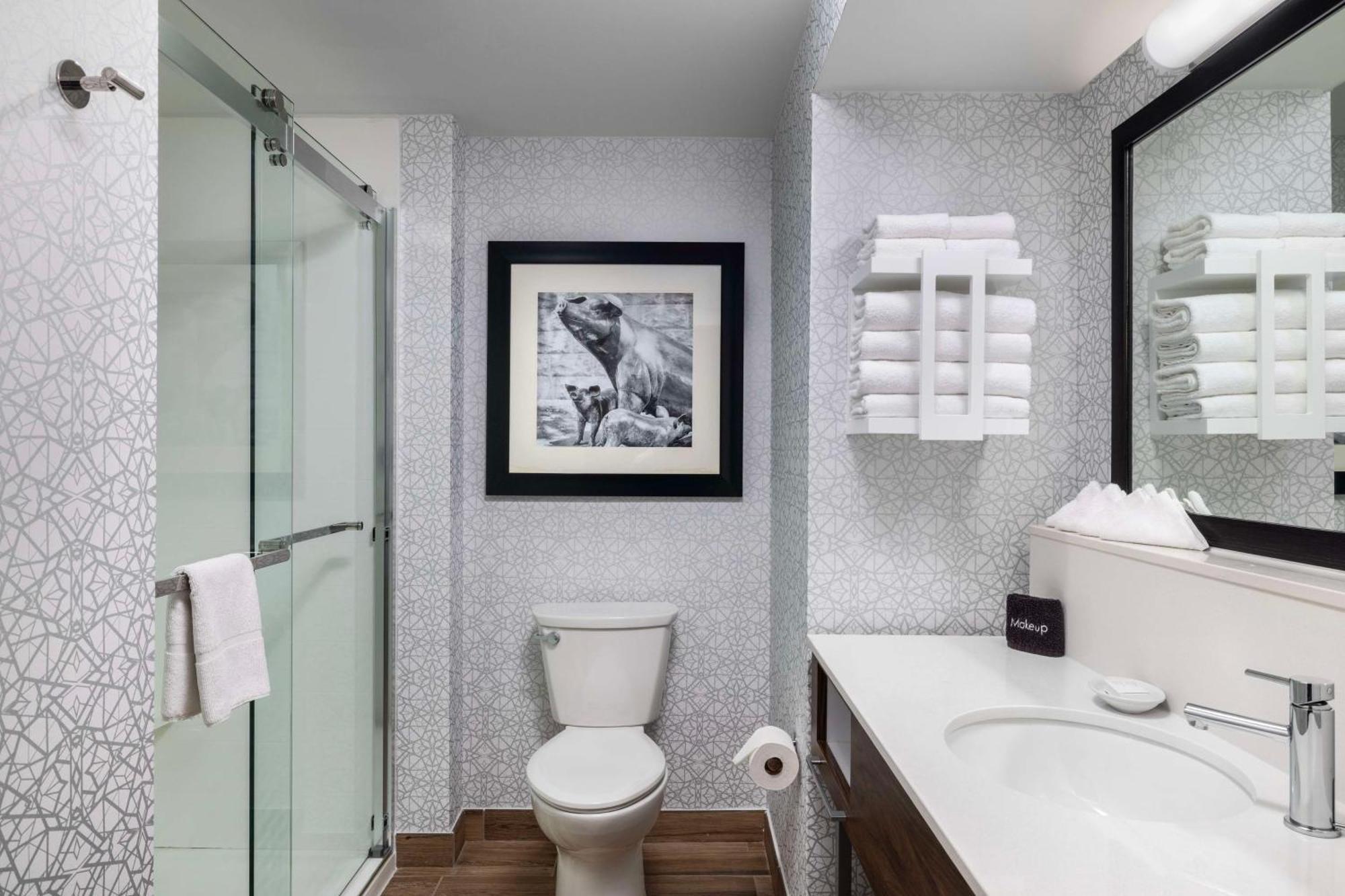 Hampton Inn & Suites State College At Williamsburg Square Bagian luar foto