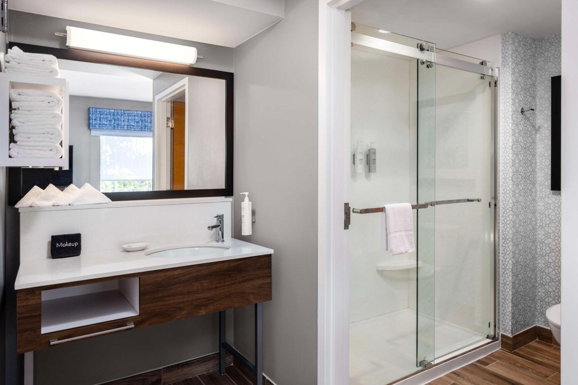 Hampton Inn & Suites State College At Williamsburg Square Bagian luar foto