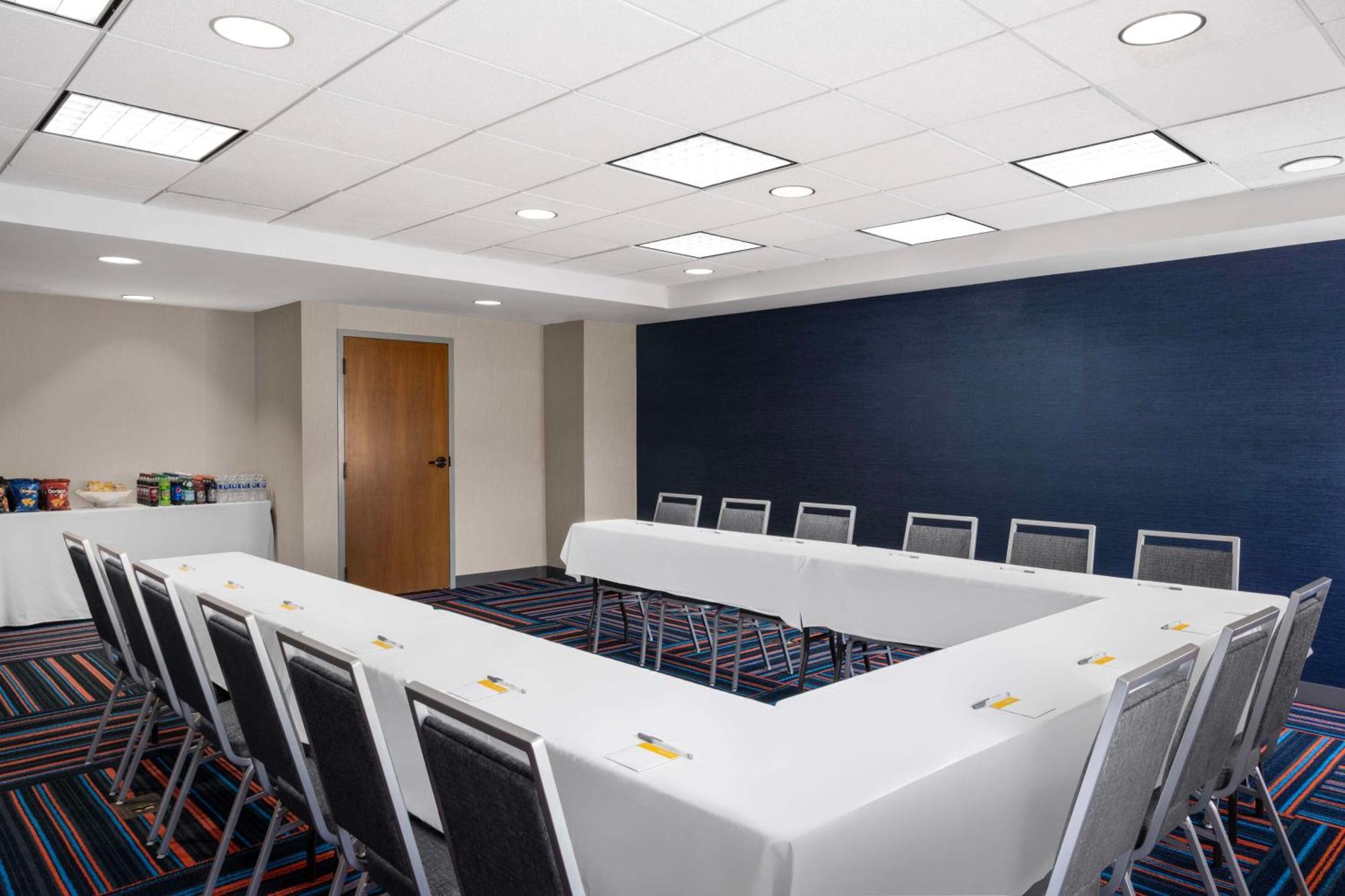 Hampton Inn & Suites State College At Williamsburg Square Bagian luar foto
