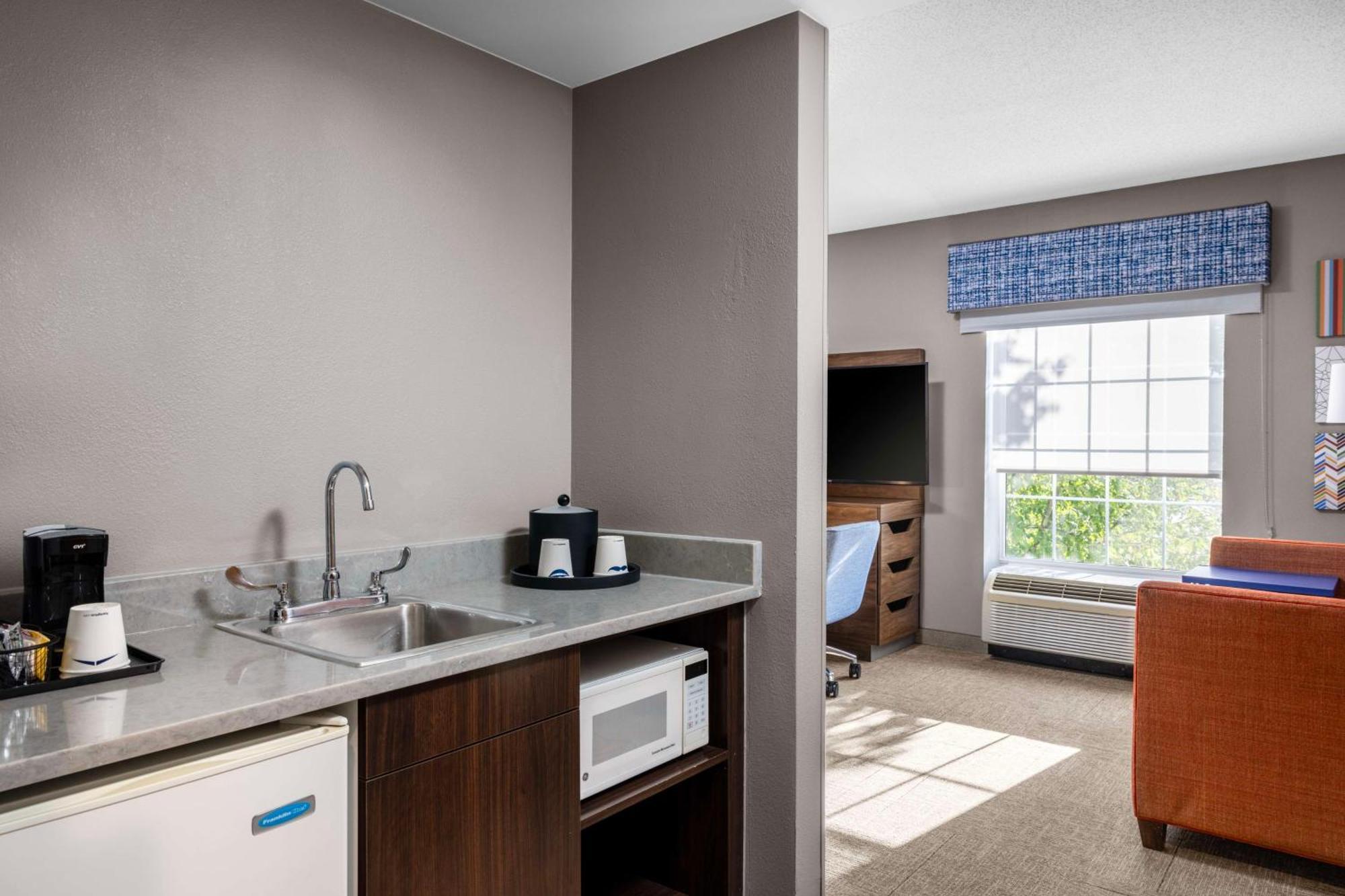 Hampton Inn & Suites State College At Williamsburg Square Bagian luar foto