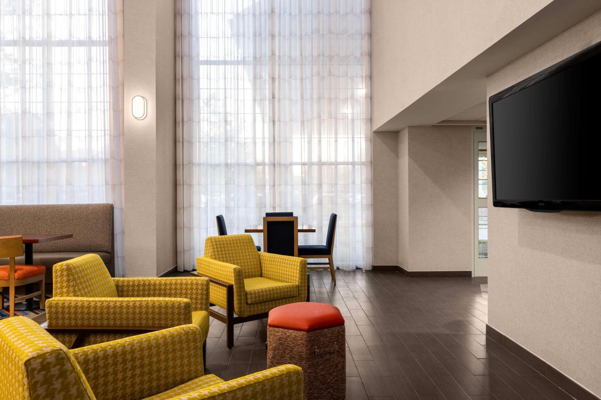 Hampton Inn & Suites State College At Williamsburg Square Bagian luar foto