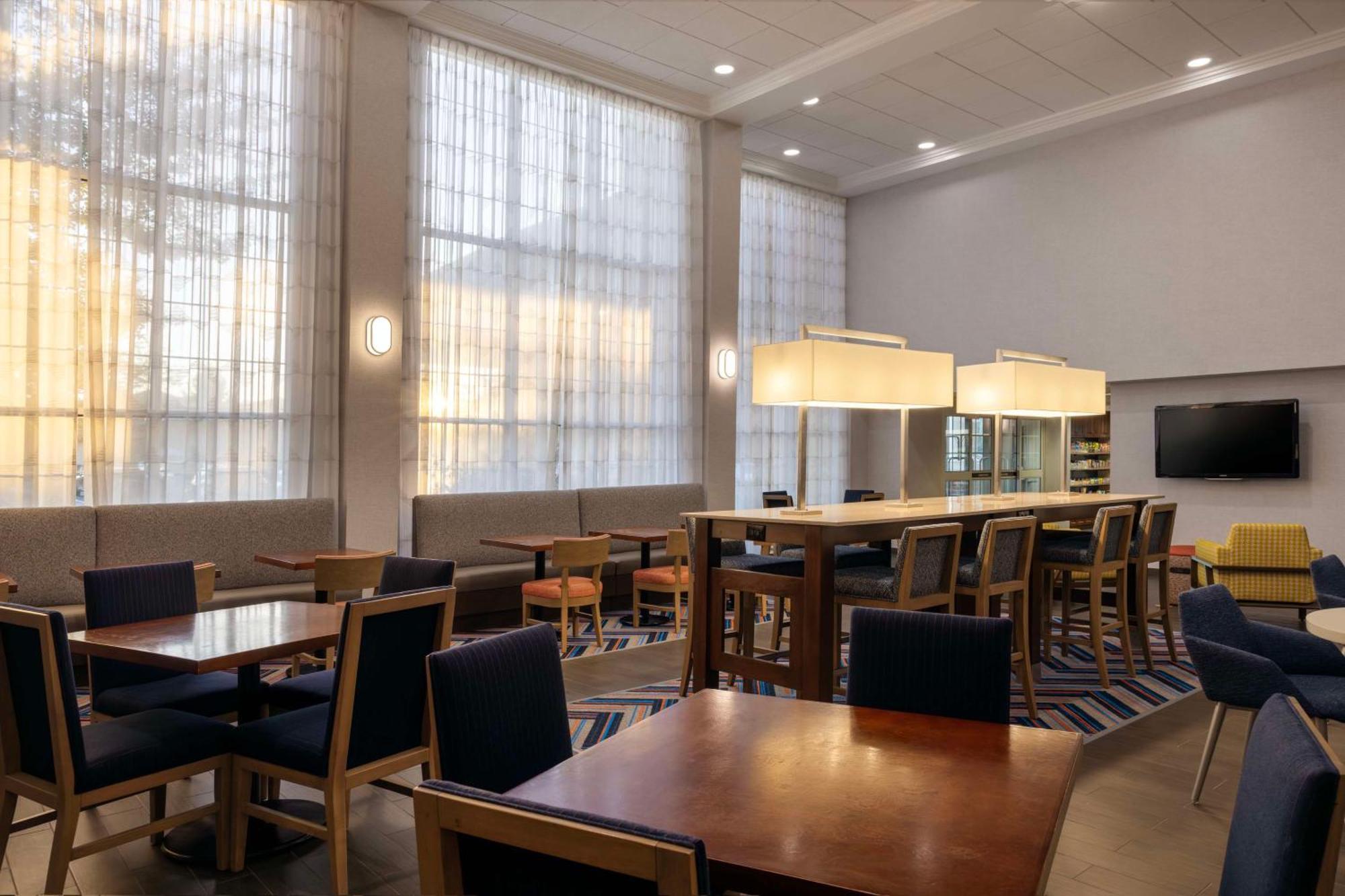 Hampton Inn & Suites State College At Williamsburg Square Bagian luar foto