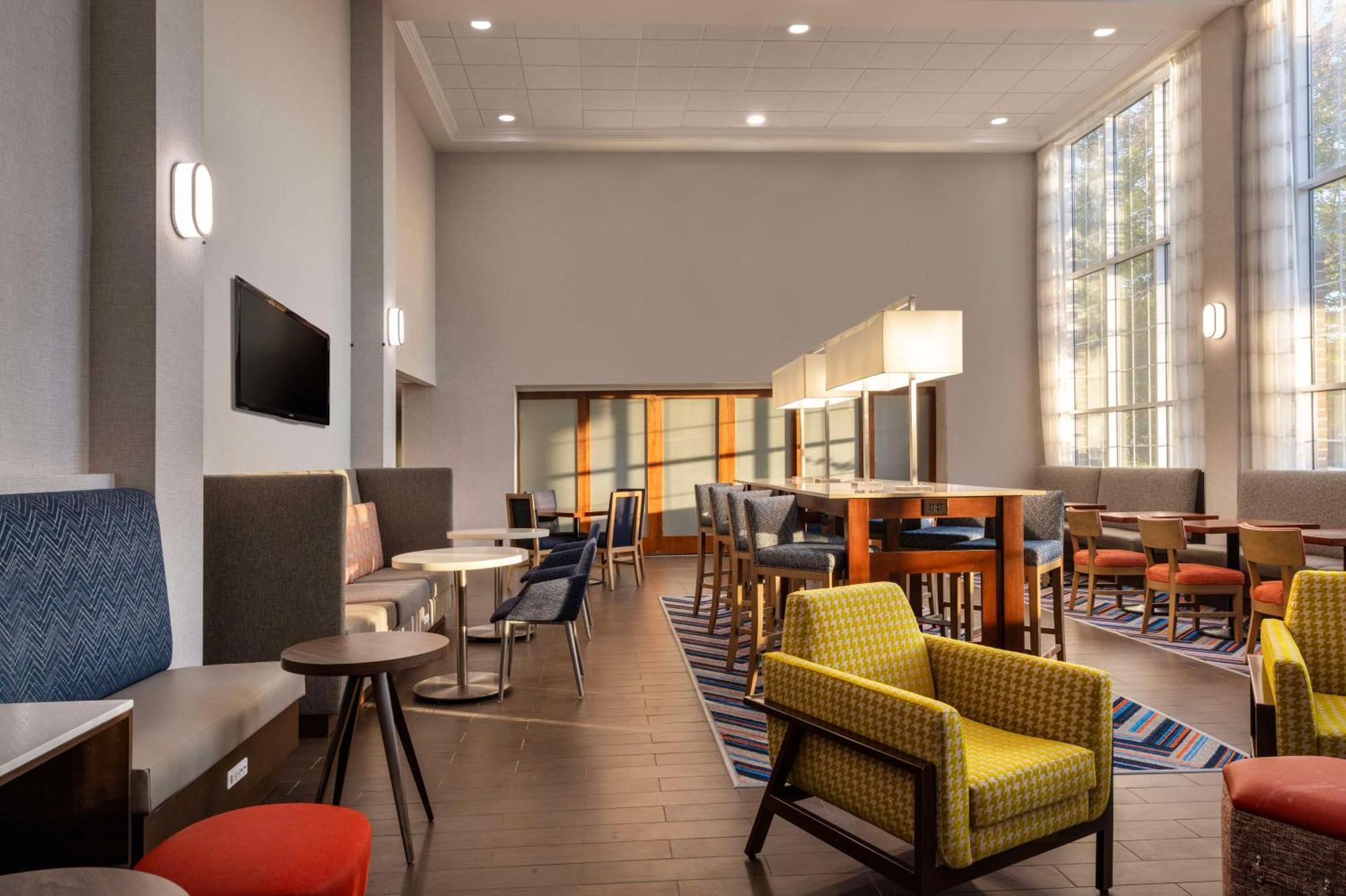 Hampton Inn & Suites State College At Williamsburg Square Bagian luar foto