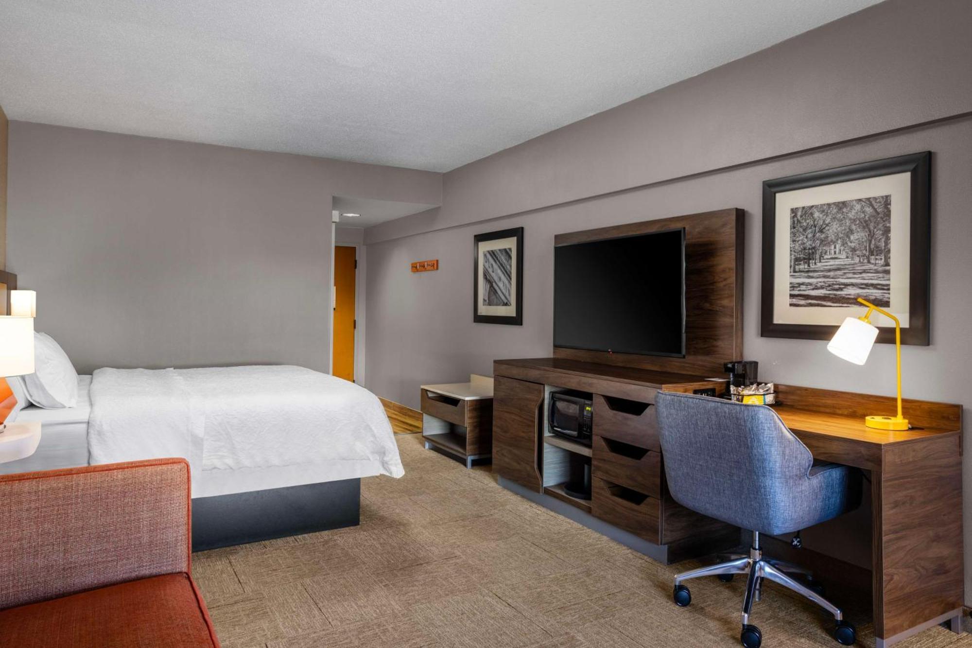 Hampton Inn & Suites State College At Williamsburg Square Bagian luar foto