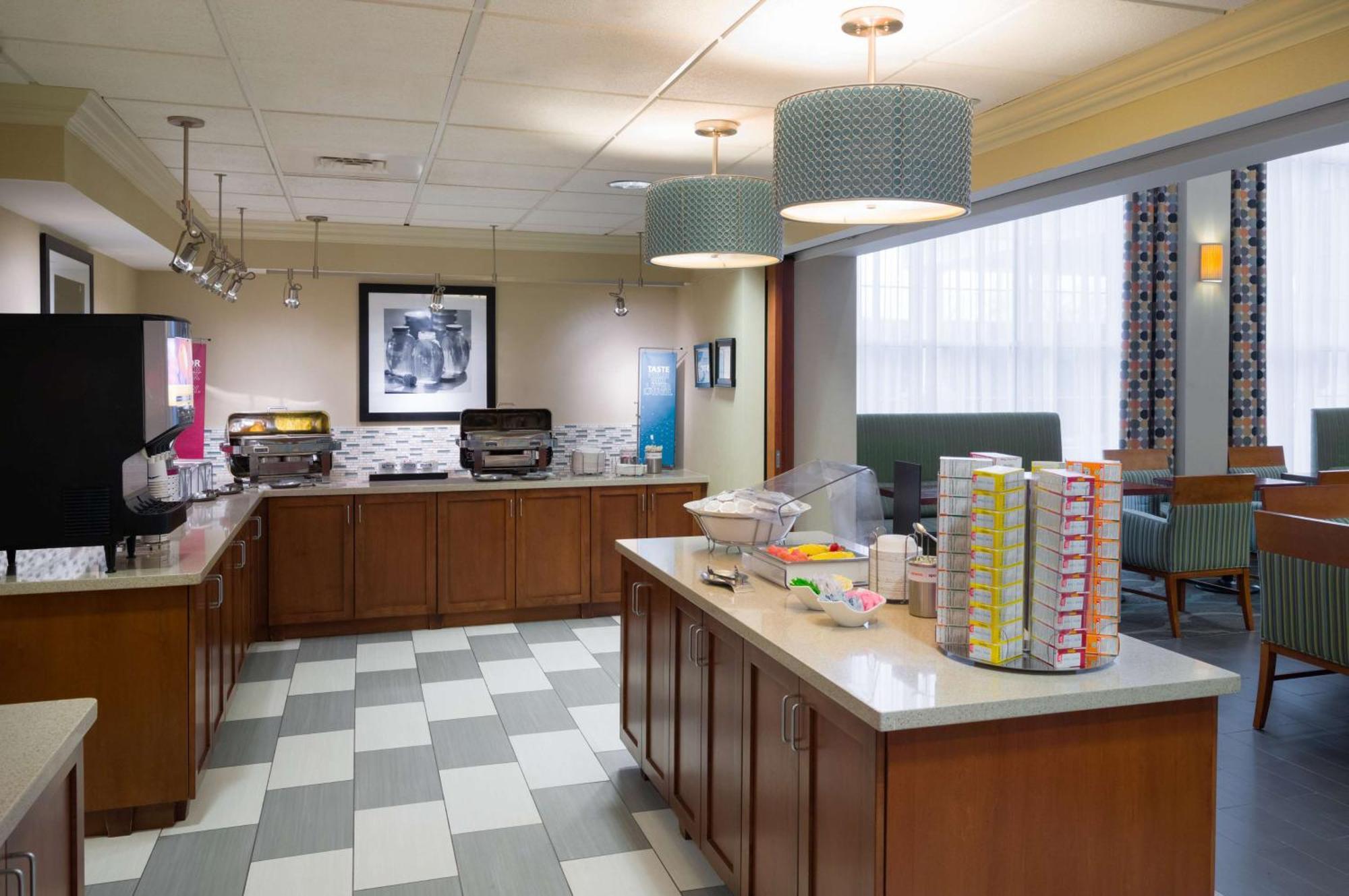 Hampton Inn & Suites State College At Williamsburg Square Bagian luar foto