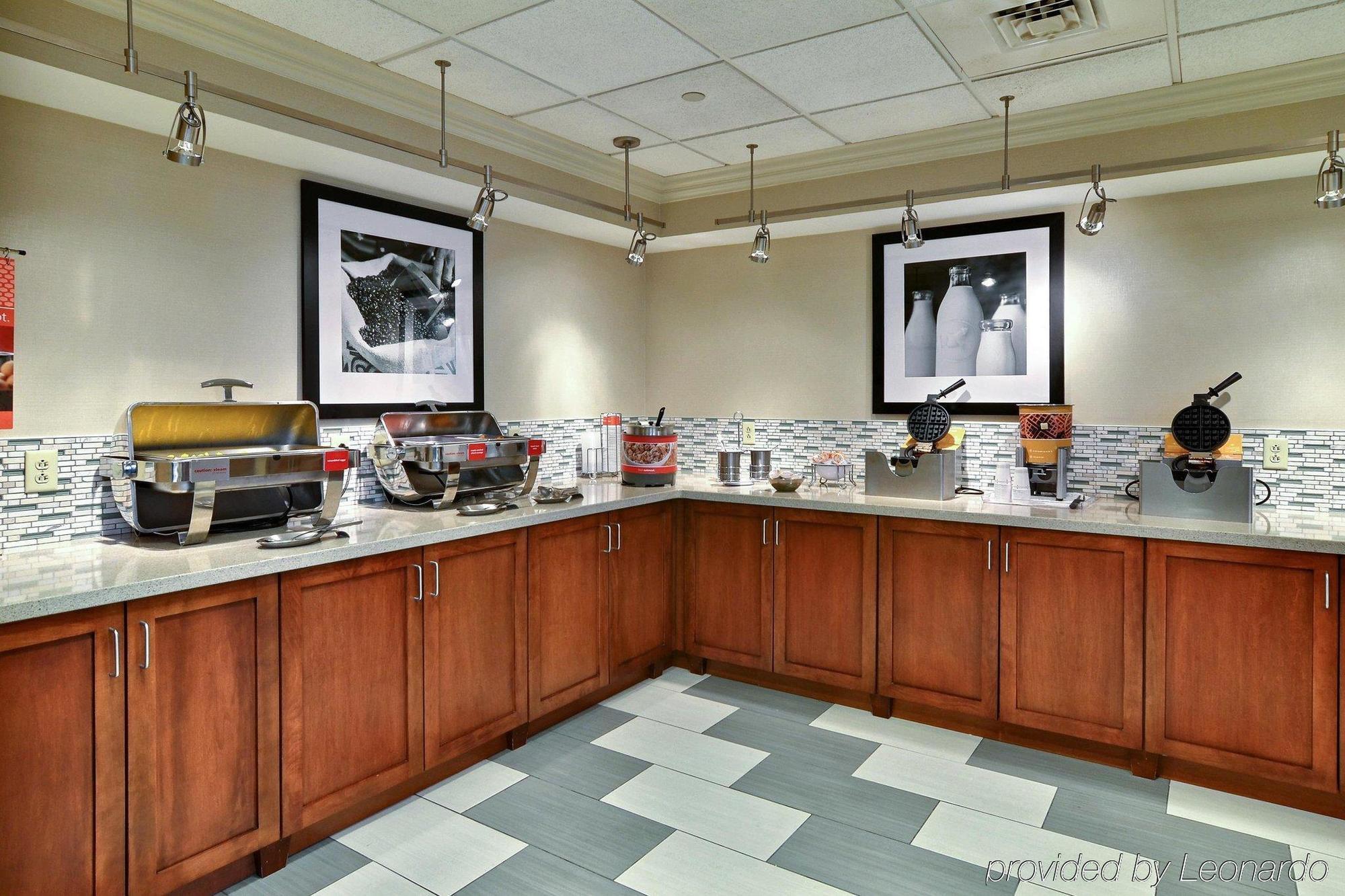 Hampton Inn & Suites State College At Williamsburg Square Bagian luar foto