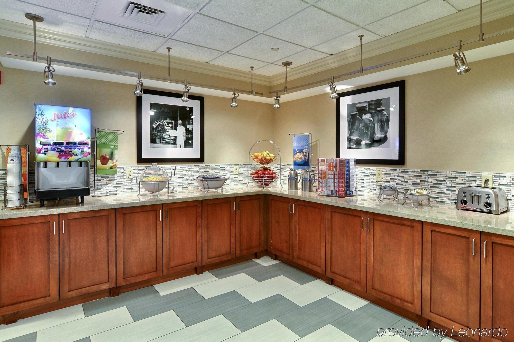Hampton Inn & Suites State College At Williamsburg Square Bagian luar foto