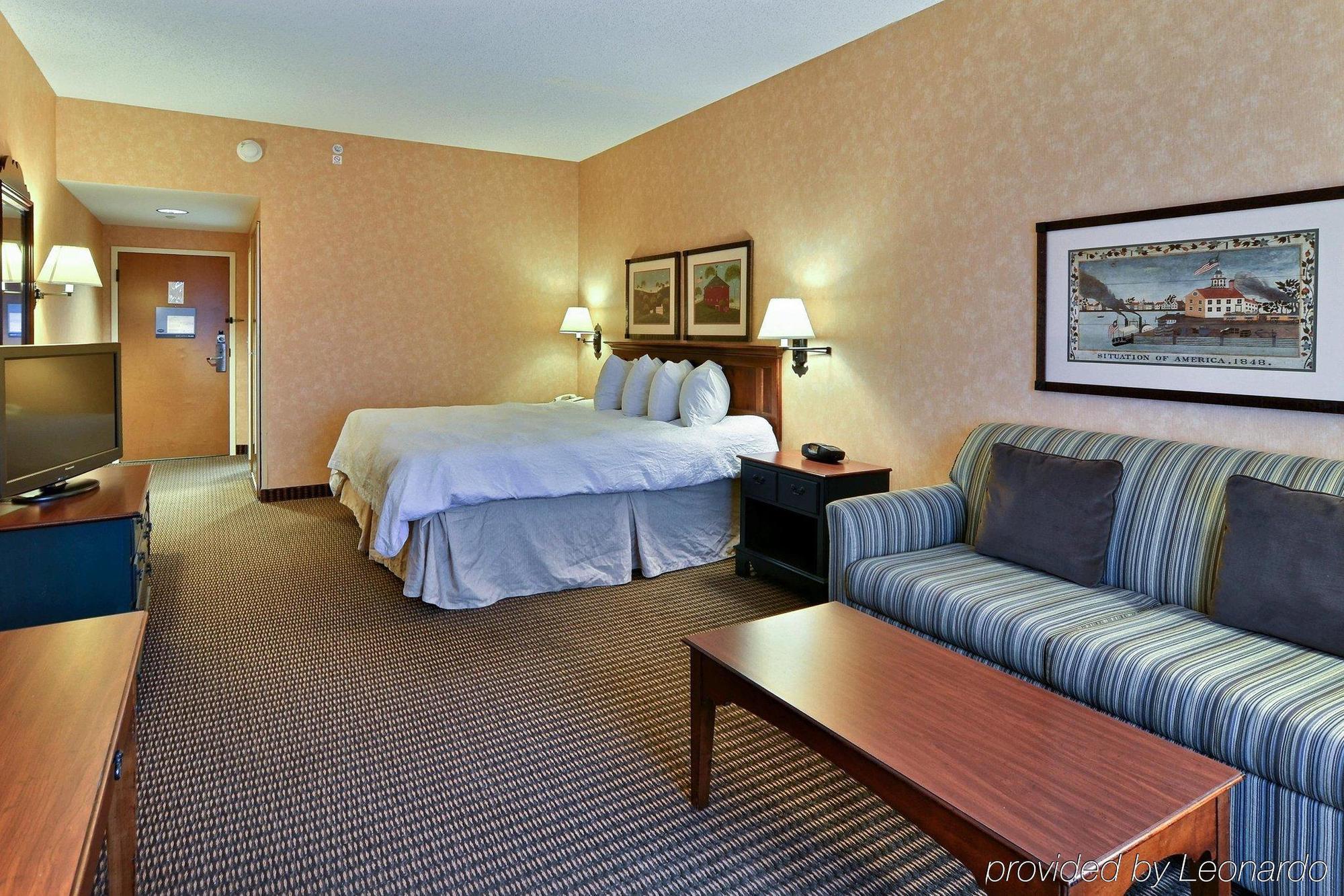 Hampton Inn & Suites State College At Williamsburg Square Bagian luar foto