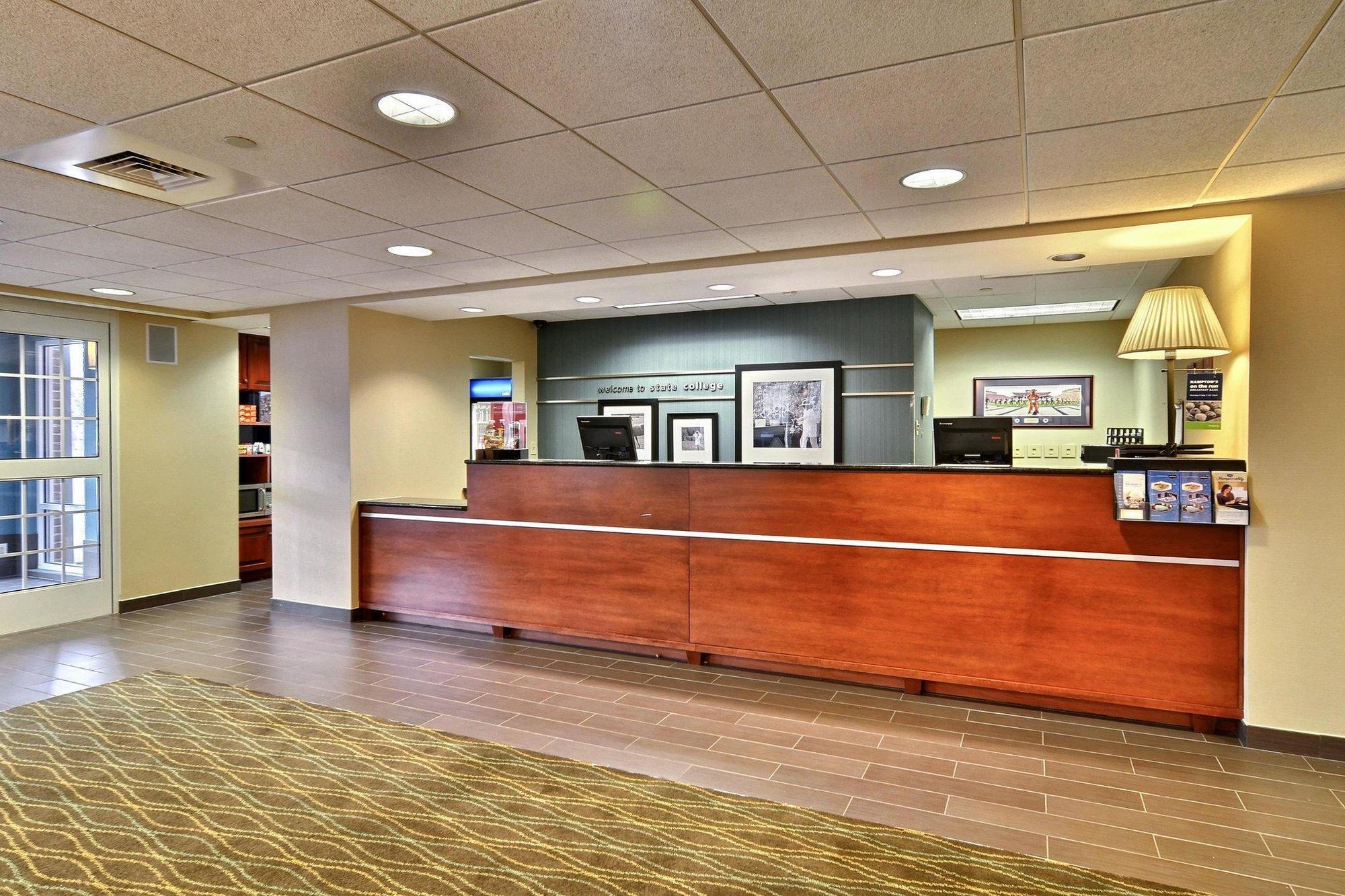 Hampton Inn & Suites State College At Williamsburg Square Bagian luar foto