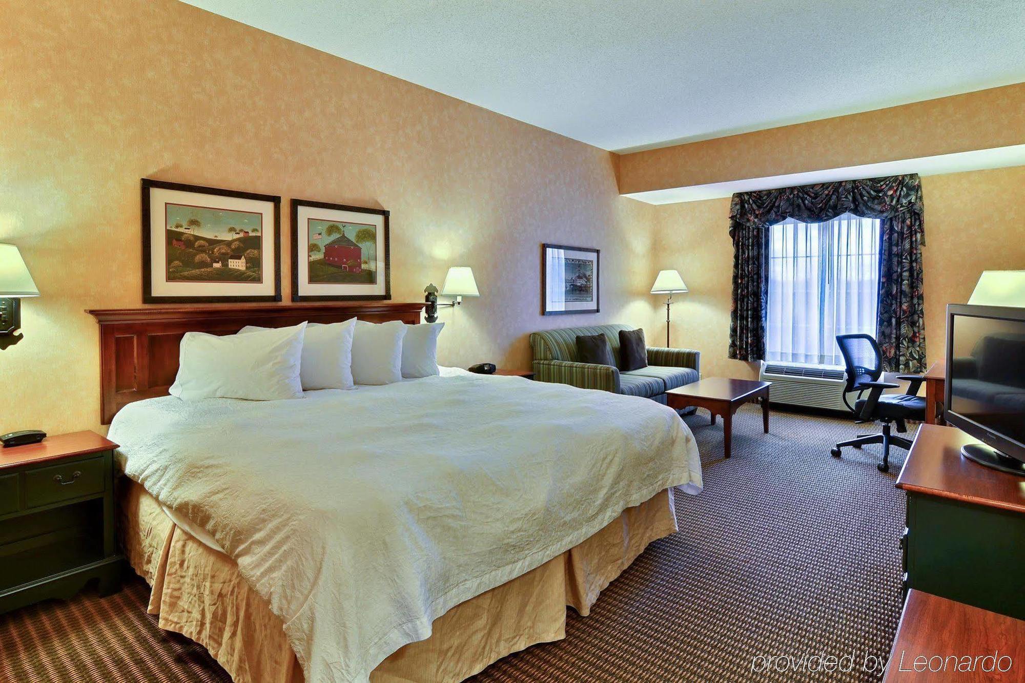 Hampton Inn & Suites State College At Williamsburg Square Bagian luar foto