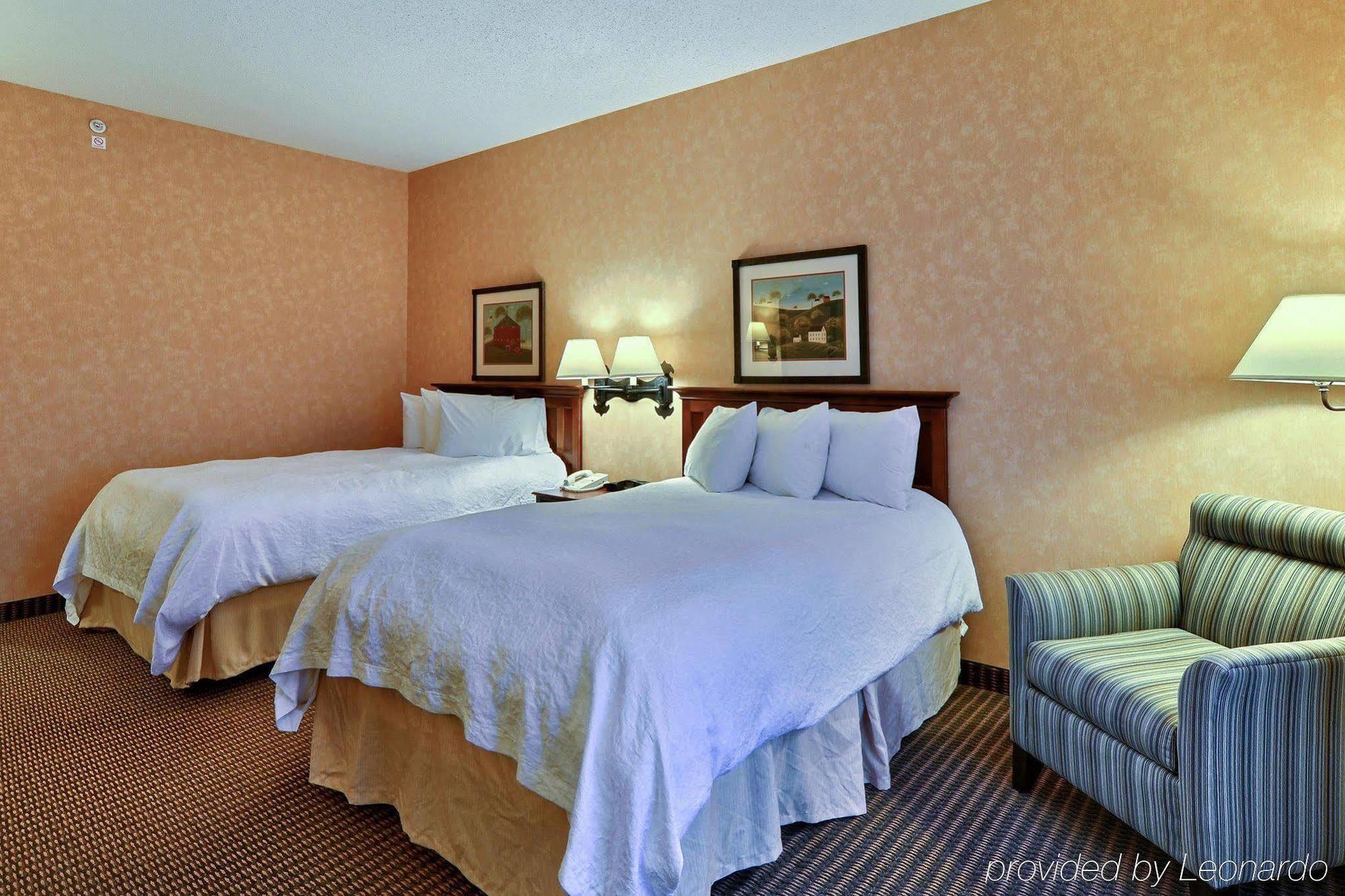 Hampton Inn & Suites State College At Williamsburg Square Bagian luar foto