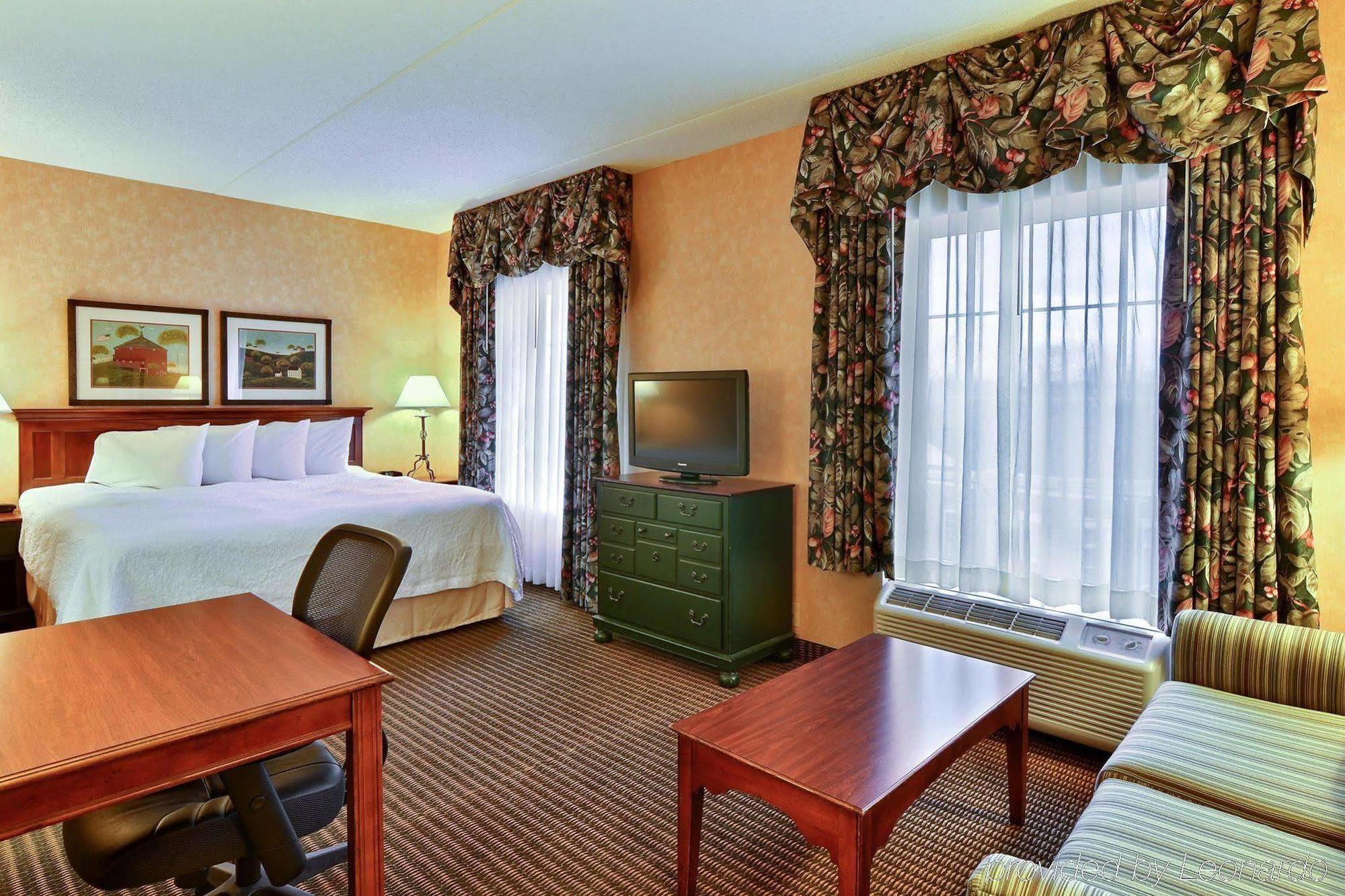 Hampton Inn & Suites State College At Williamsburg Square Bagian luar foto