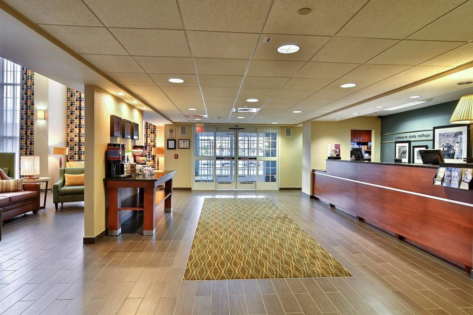 Hampton Inn & Suites State College At Williamsburg Square Bagian luar foto