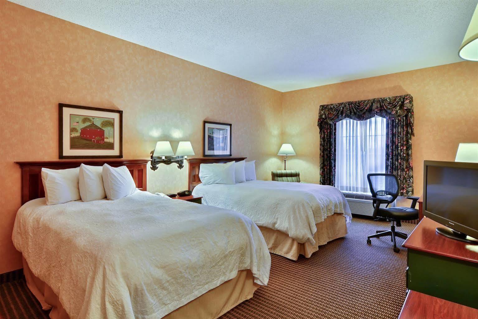 Hampton Inn & Suites State College At Williamsburg Square Bagian luar foto