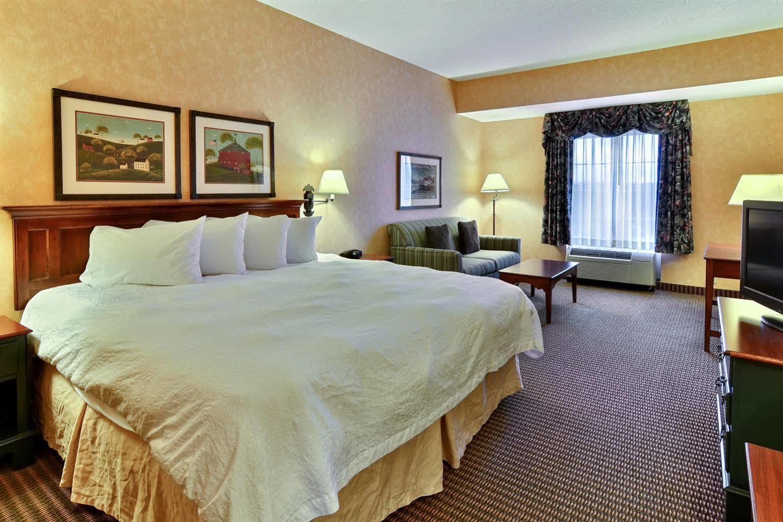 Hampton Inn & Suites State College At Williamsburg Square Bagian luar foto