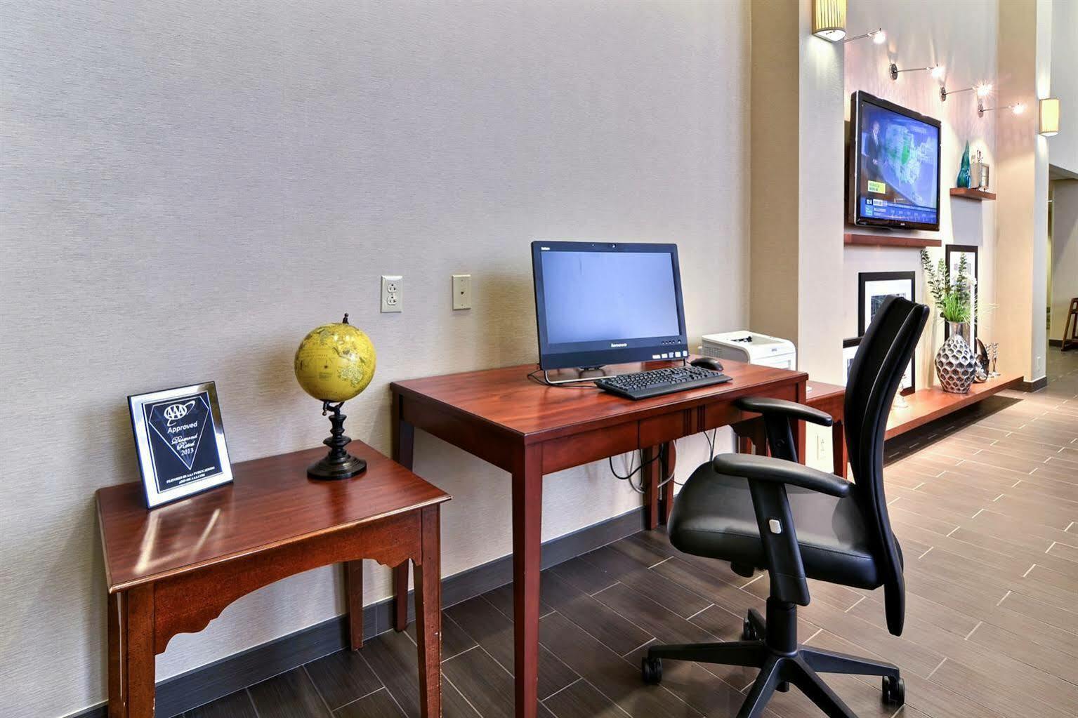 Hampton Inn & Suites State College At Williamsburg Square Bagian luar foto